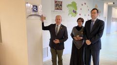 El alcalde Jos� Tom� (izquierda) muestra uno de los distintivos Q a la calidad tur�stica que el Ayuntamiento recibi� por primera vez en el 2024