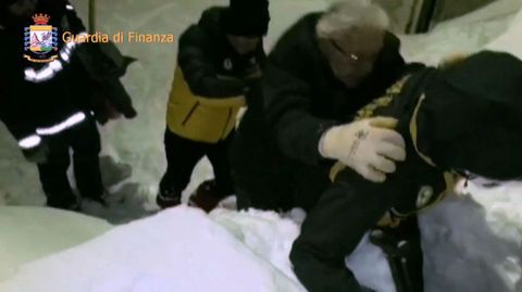 Uno de los dos hombres rescatados en el hotel Rigopiano