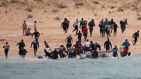 Los ba�istas observan at�nitos el desembarco con sorpresa