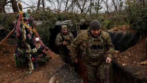 Soldados ucranianos junto a un &aacute;rbol de navidad en una trinchera del Domb&aacute;s.