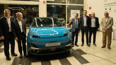 Abel Caballero acudi al acto acompaado de David Regades y pos ante el nuevo Micra