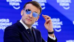 Macron�acudi� a Davos con gafas de espejo debido a un derrame ocular leve que le obliga a llevarlas�desde hace varios d�as.