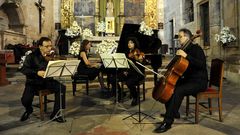 Actuaci�n en el interior de la iglesia de Santiago, en una fotograf�a de archivo
