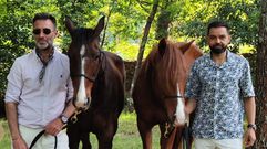 Manuel Monta�a (con gafas) y �scar Iglesias est�n detr�s de Xonohaxo Relinchos.