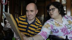 Miguel L�pez y la dumbriesa Rebeca Cernadas observan una fotograf�a.