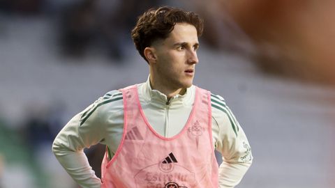 Azael durante un calentamiento en un partido.