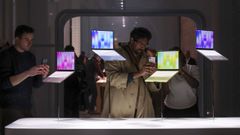 Varias personas fotograf�an un MacBook Neo en Nueva York.