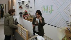 Isabel Acevedo, en imagen este lunes en la reapertura, dispone ahora de un local mucho m�s amplio