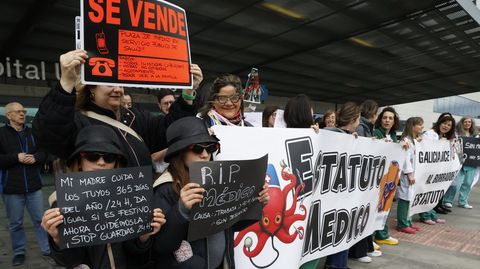Aprovechando que no hab�a clase, algunos m�dicos contaron con el apoyo de sus hijos en la protesta a las puertas del CHUO en Ourense.