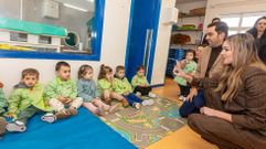 Fabiola Garc�a y �lex Doval, durante su visita a la escuela infantil municipal de Oroso