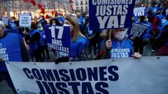 Manifestaci�n de loteros para exigir comisiones justas a las puertas del Teatro Real, donde se celebra el sorteo de Navidad
