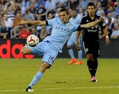 Bruno Zuculini golpea la pelota para marcar el primer gol del City en Kansas. 