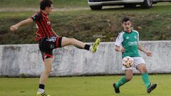 El burelense Antn realiza un centro ante un jugador del conjunto lalinense