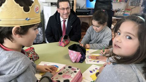 El consejero Genaro Alonso, con alumnos del Colegio Rural Agrupado (CRA) Castrilln-Illas