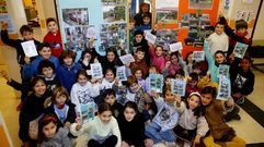 Alumnos del CEIP de Marc�n con sus fichas del proyecto sobre lavaderos y lectura