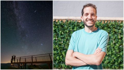 El periodista y bloguero de viajes Dani Keral, junto a una imagen del cielo estrellado de A Veiga, facilitada por el Centro Astronmico de Trevinca.