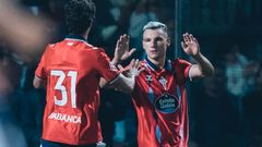 Ferran Jutgl� celebra con Hugo Gonz�lez su gol en el N�poles-Celta.