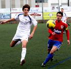 El lucense Vicente disputa un bal�n al delantero Josi�o, goleador en la tarde de ayer.