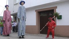 Las Pamprnigas (izquierda) y el Meco, personajes tradicionales de la romera de los Remedios de A Ermida