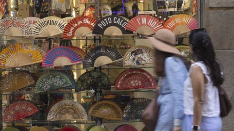 Dos mujeres pasan por delante de una tienda de abanicos en Barcelona