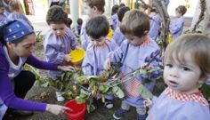 Los ni�os de la Escola Infantil Chupetes vendimiaron e hicieron mosto en el patio del centro. 