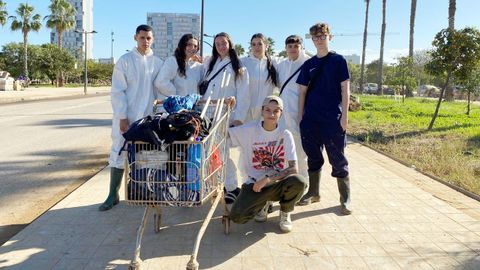 Varios j�venes, algunos estudiantes de instituto, posan antes de acudir a los pueblos afectados por la dana.