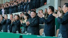 Fotograf�a cedida por el peri�dico norcoreano Rodong Sinmun, que muestra a la primera dama norcoreana, Ri Sol-ju, junto con su esposo, Kim Jong-un 