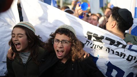 Unos menores gritan eslganes en las manifestacin de apoyo a la reforma de Netanyahu.