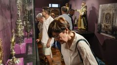 Visitantes disfrutando de la exposici�n en el Museo Etnol�xico de Ribadavia