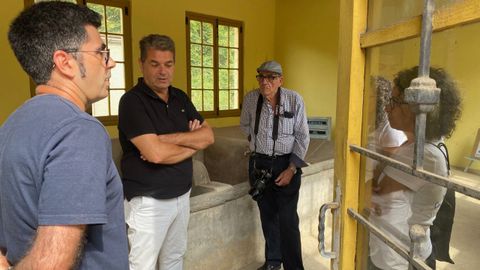 Presentaci�n en La G�eria del I Encuentro Cancios de Llavaderu, con la narradora y promotora Ana Laura Barros, acompa�ada por el alcalde, Jos� Ram�n Mart�n Ardines