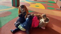 Mar�a Sabell, con el sanbernardo Teixo, con algunos alumnos del CEIP Vila de Rutis.