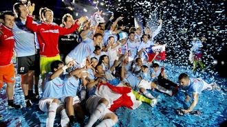 Los futbolistas del Celta, celebrando el ascenos a Primera del 2012 en Bala�dos.