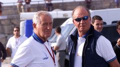 Jos� Cus�, a la izquierda de la foto, con Juan Carlos I, en el puerto de Sanxenxo para la regata de vela Desaf�o Audi en el 2002