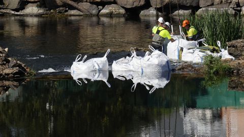 Colocan grandes sacos en el ro Mio en Lugo para reconstruir el caneiro de Acea de Olga