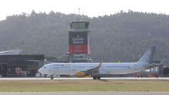 Un avi�n de Vueling aterrizando este martes por la tarde en Alvedro