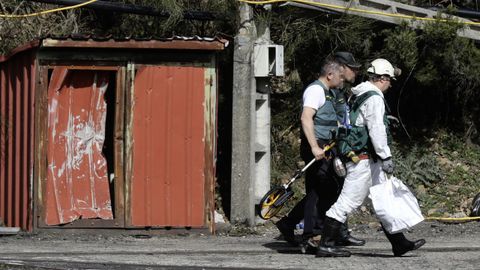  Investigadores, miembros de la brigada de salvamento minero y Polic�a Judicial de la Guardia Civil este martes, saliendo al exterior de la mina de Cerredo