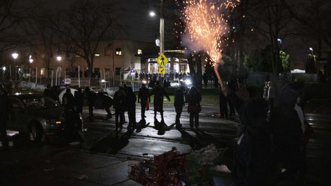 Tercera noche de protestas por la muerte del afroamericano Daunte Wright en Mine�polis