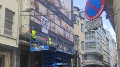 Colocaci�n del cartel promocional de las viviendas proyectadas en la calle de la Iglesia.