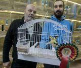 Rafael Prol y Robin Prol posan con los cuatro canarios que ganaron el campeonato del mundo. 