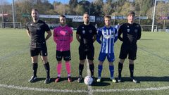 Imagen de los capitanes con los colegiados antes del encuentro de hoy.