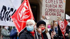 Manifestantes en la protesta contra el bloqueo del convenio del sector de limpieza en Gij�n