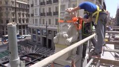 Instalaci�n de los leones de granito en la r�plica del templete de Palacios