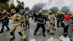 Protesta de los bomberos de parques comarcales, este pasado viernes ante la Diputacin de Pontevedra