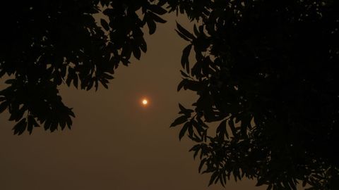 El cielo de Lugo se cubrió por el humo y las partículas de los incendios de Ourense y del centro de Galicia