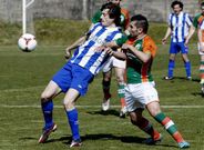 R�os, a la izquierda, trata de controlar el bal�n ante la oposici�n de un rival en A Medela.