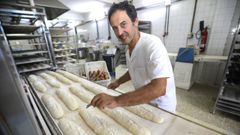 Carlos Mari�o en los hornos de la panader�a Santa Clara, situados en la Avenida de Ram�n Nieto.