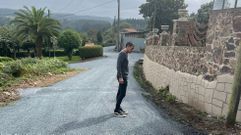 Fernando Guti�rrez, en la imagen de archivo visitando una obra en el rural de Oroso, present� la queja ante la instituci�n
