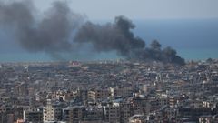 Columnas de humo tras un bombardeo israel� en la capital del L�bano, Beirut.