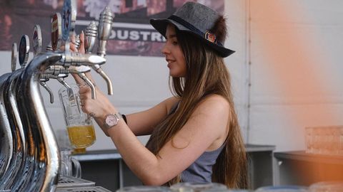 Una camarera sirviendo una cerveza en el Oktoberfest de Gij�n