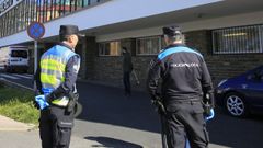 Foto de archivo de varios agentes ante el Palacio de Deportes, que durante la pandemia acogi� de forma temporal a los usuarios del Fogar do Transe�nte